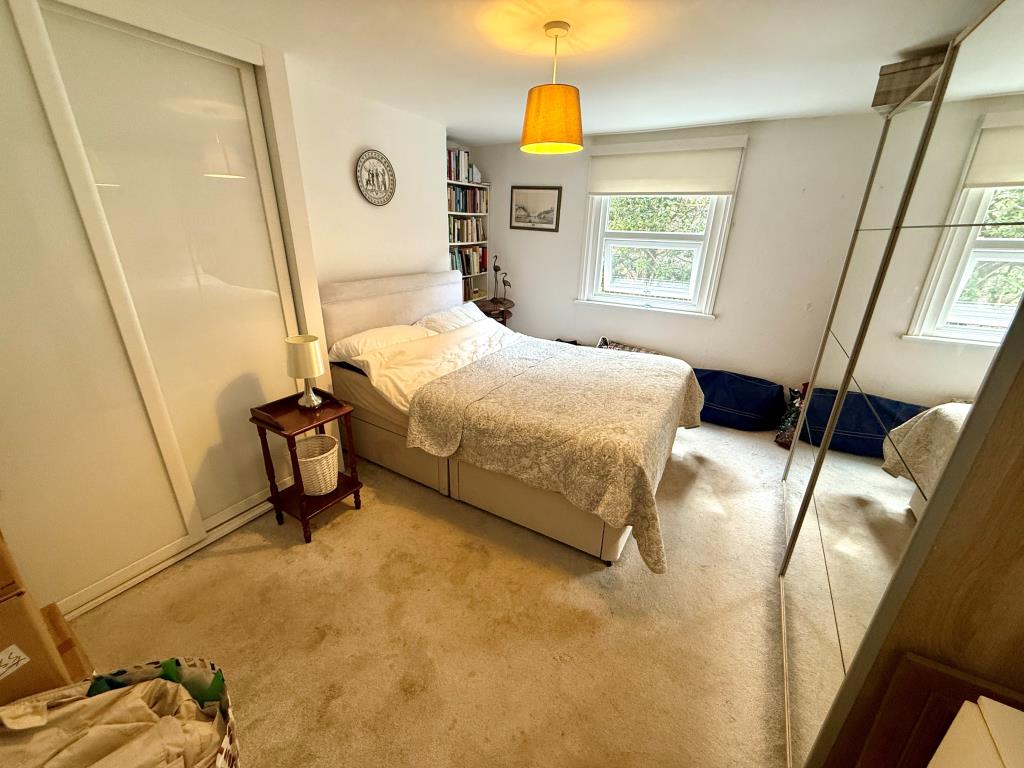 Lot: 141 - WELL PRESENTED TWO-BEDROOM FLAT - Bedroom one